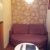HOTEL PROUD（プラウド）(新宿区/ラブホテル)の写真『503号室のテーブルと2人掛けソファ』by 少佐
