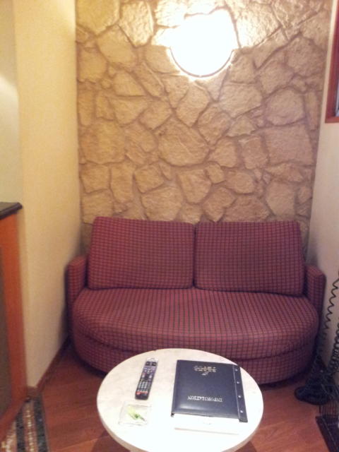 HOTEL PROUD（プラウド）(新宿区/ラブホテル)の写真『503号室のテーブルと2人掛けソファ』by 少佐