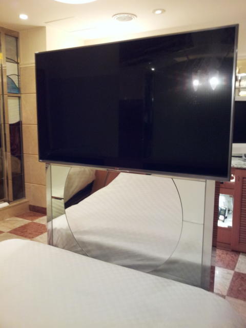 HOTEL TIFFARD（ティファード）(新宿区/ラブホテル)の写真『803号室のもう1台の大型テレビ』by 少佐
