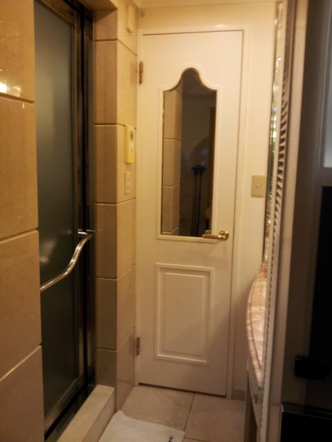 ビーナス(新宿区/ラブホテル)の写真『トイレの扉(正面)と浴室の扉(左)』by 少佐