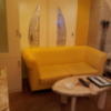 ビーナス(新宿区/ラブホテル)の写真『505号室のテーブルとソファ』by 少佐