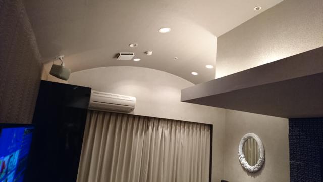 アラウダリゾート国立(国立市/ラブホテル)の写真『509号室、Ｒが付いた天井』by おむすび