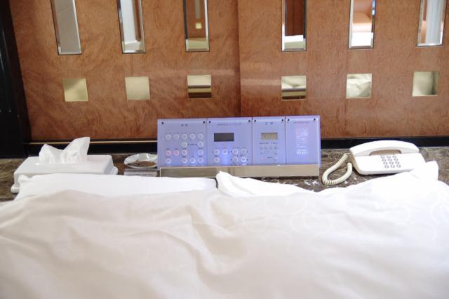 ビーナス(新宿区/ラブホテル)の写真『401号室　枕元の設備』by マーケンワン