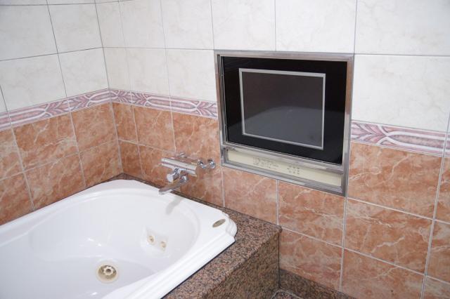 ビーナス(新宿区/ラブホテル)の写真『401号室　大きめの浴室テレビ』by マーケンワン