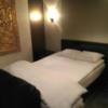 HOTEL SIX（ホテルシックス）(大阪市/ラブホテル)の写真『201　ベッド　足元がソファーです』by 輝rin