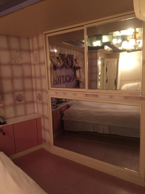 ホテル ロッソ(羽島市/ラブホテル)の写真『604号室 ベット脇の鏡』by momona