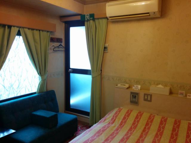 HOTEL ニュー大柿(台東区/ラブホテル)の写真『201号室ベッドとソファー』by 名無しさん（ID:10185）