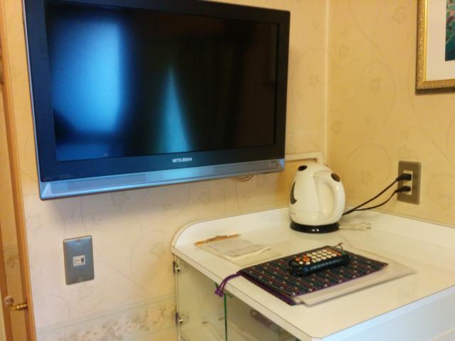 HOTEL ニュー大柿(台東区/ラブホテル)の写真『201号室　テレビ　ポット等』by 名無しさん（ID:10185）