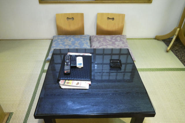 HOTEL Bless（ブレス)(新宿区/ラブホテル)の写真『205号室　テーブルと座椅子』by INA69