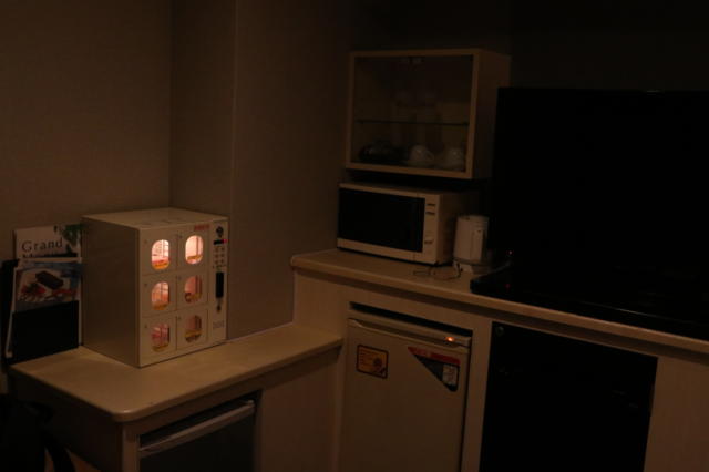 WILL SWEET(厚木市/ラブホテル)の写真『602号室設備関連（冷蔵庫、レンジ、お茶セット、いやらしいグッズ販売機）』by 夕立朝立
