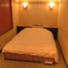 HOTEL SK PLAZA（エスケープラザ）(渋谷区/ラブホテル)の写真『903号室 ベッド（手前に見えるのは電マ）』by ホテルレポったー