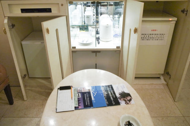 HOTEL STELLATE(ステラート)(新宿区/ラブホテル)の写真『204号室　冷蔵庫2種とコーヒーセット』by INA69