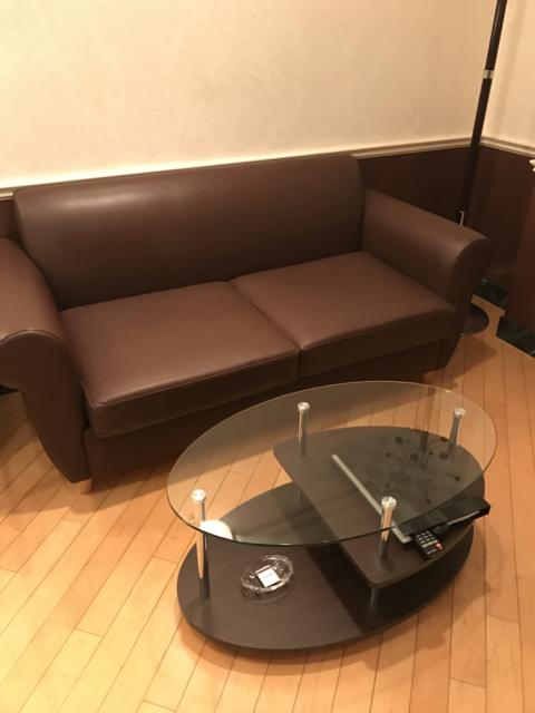 HOTEL TIFFARD（ティファード）(新宿区/ラブホテル)の写真『310号室のソファとテーブル』by 少佐