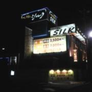 ホテル シルク(足立区/ラブホテル)の写真『夜の外観  西側全景』by ルーリー９nine