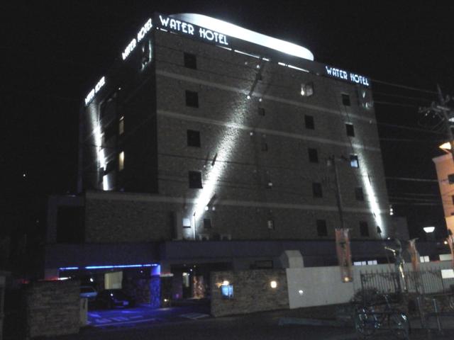 WATERHOTEL Mw（ウォーターホテルムゥ）(さいたま市岩槻区/ラブホテル)の写真『夜の外観  東側全景』by ルーリー９nine