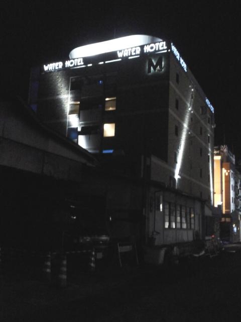 WATERHOTEL Mw（ウォーターホテルムゥ）(さいたま市岩槻区/ラブホテル)の写真『夜の外観  南側』by ルーリー９nine