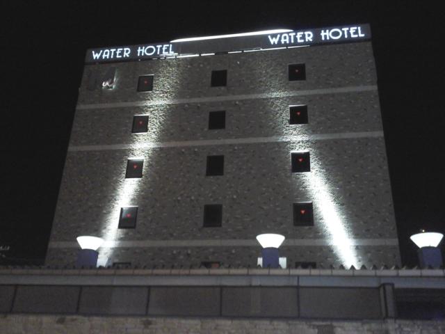 WATERHOTEL Mw（ウォーターホテルムゥ）(さいたま市岩槻区/ラブホテル)の写真『夜の外観  北側』by ルーリー９nine