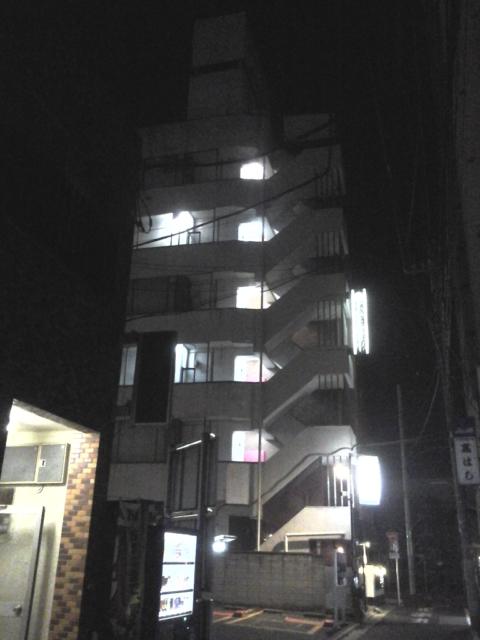 ホテル レインボー(足立区/ラブホテル)の写真『夜の外観 東側(レインボー側棟)』by ルーリー９nine