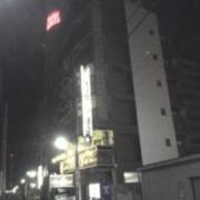ホテル レインボー(足立区/ラブホテル)の写真『夜の外観  正面西側を南方向より望む(手前：レインボー側棟)』by ルーリー９nine