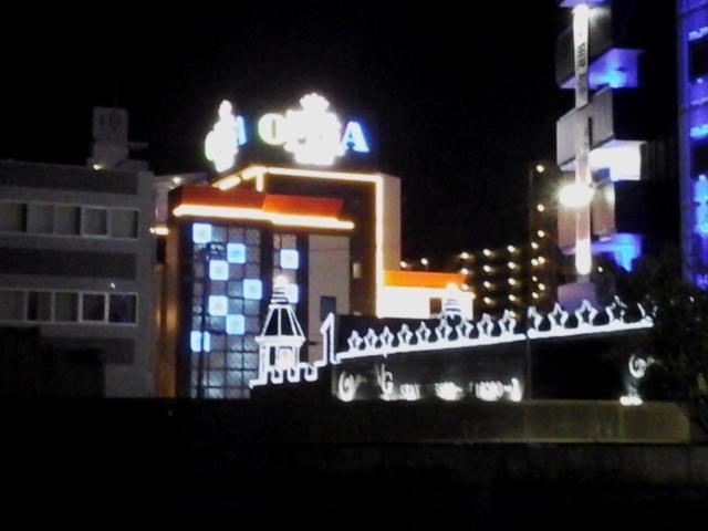 OPERA RESORT(船橋市/ラブホテル)の写真『夜の外観  西側(画面中央。手前及び右側隣接MG City ホテル)』by ルーリー９nine