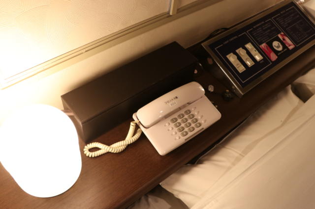 WILL SWEET(厚木市/ラブホテル)の写真『302号室枕元（照明コントロールパネル、インターフォン、箱の中に電マが隠されています）』by 夕立朝立