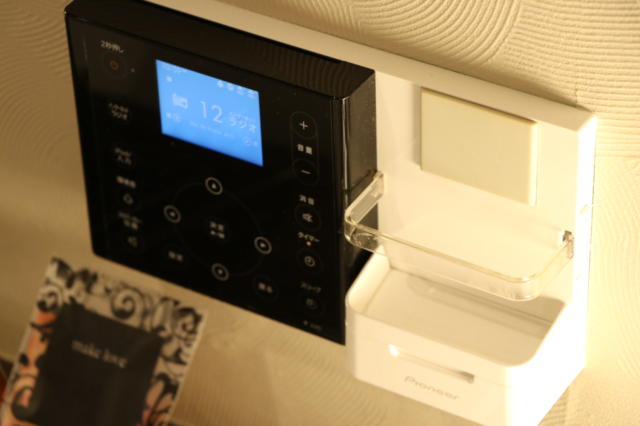 WILL SWEET(厚木市/ラブホテル)の写真『302号室携帯オーディオ接続機器（ipodを接続して部屋のスピーカーから流せるようです）』by 夕立朝立