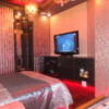 ホテル Ｘ(豊島区/ラブホテル)の写真『407号室(2/4)ベッド、大画面テレビ』by にぃにぃ22にニィ