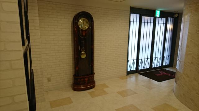 ホテル ボニータ相模原(相模原市/ラブホテル)の写真『フロント入口横にあるのっぽの時計』by おむすび