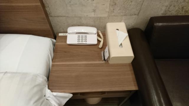 ホテル ボニータ相模原(相模原市/ラブホテル)の写真『213号室、枕元の電話』by おむすび