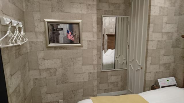 ホテル ボニータ相模原(相模原市/ラブホテル)の写真『213号室、壁飾りと鏡（窓をふさいでいる）』by おむすび