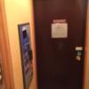 XO新宿(新宿区/ラブホテル)の写真『702号室オートロック玄関。左に精算機あり。精算機は入室から何分か確認出来る。』by こういち
