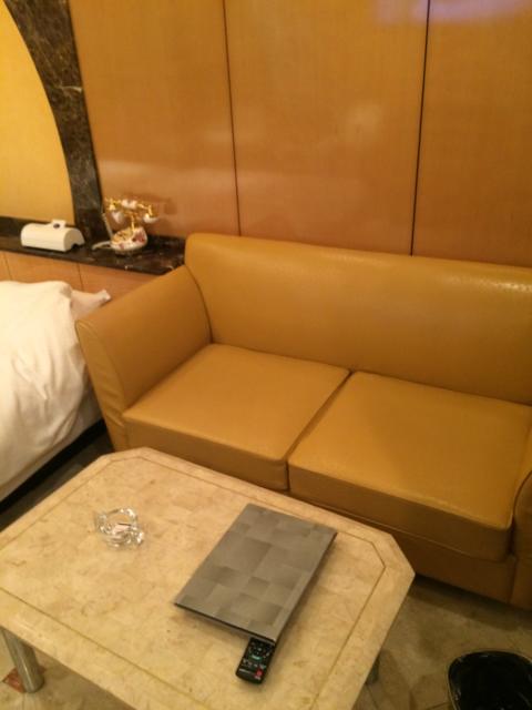 XO新宿(新宿区/ラブホテル)の写真『702号室ソファ。ホテル案内の下に照明、テレビリモコン、空調リモコンあり。』by こういち