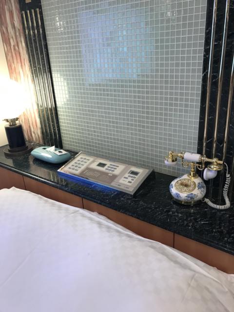 HOTEL TIFFARD（ティファード）(新宿区/ラブホテル)の写真『枕元のコントロールパネルと電話』by 少佐