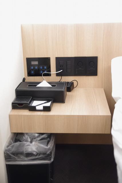 ヒルズホテル五反田(品川区/ラブホテル)の写真『802号室　枕元の設備類』by マーケンワン