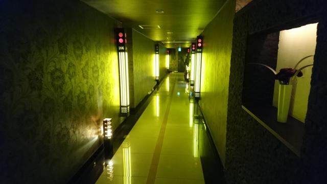BANJAR(バンジャール) HOTEL＆SPA(所沢市/ラブホテル)の写真『２階の廊下』by おむすび