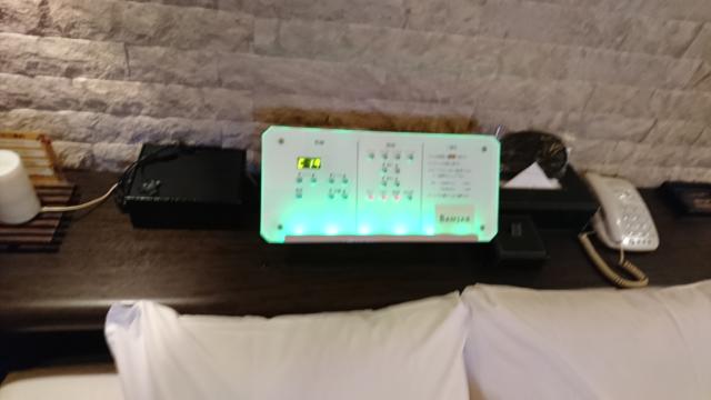 BANJAR(バンジャール) HOTEL＆SPA(所沢市/ラブホテル)の写真『203号室、枕元の照明コントローラー』by おむすび