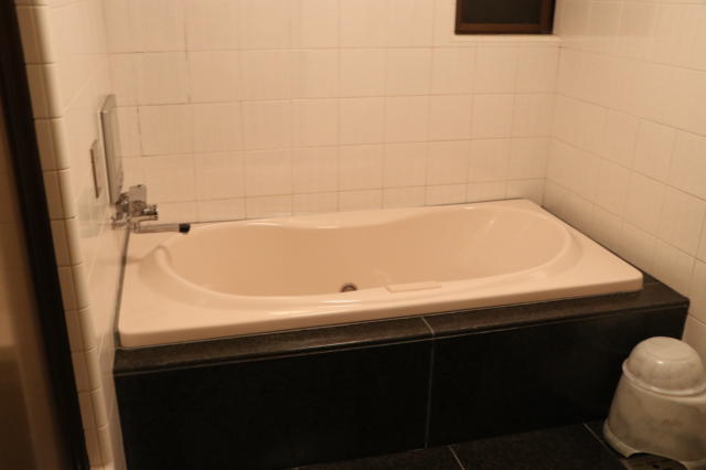 PLAZA K(プラザＫ)(八王子市/ラブホテル)の写真『305号室バスルーム（二人でバスタブに浸かっても広いです）』by 夕立朝立