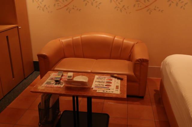 PLAZA K(プラザＫ)(八王子市/ラブホテル)の写真『305号室ソファー、テーブル』by 夕立朝立