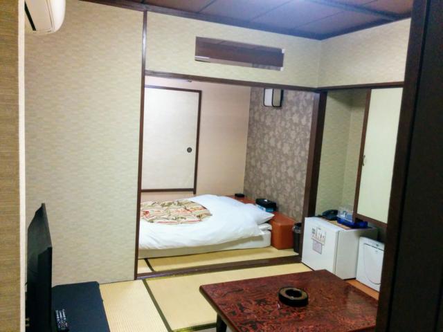 かじか(新宿区/ラブホテル)の写真『303号室の入口から見た部屋の中』by 名無しさん（ID:10185）