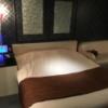 ホテル拾番館（じゅうばんかん）(横浜市中区/ラブホテル)の写真『202号室 ベッド』by むかい
