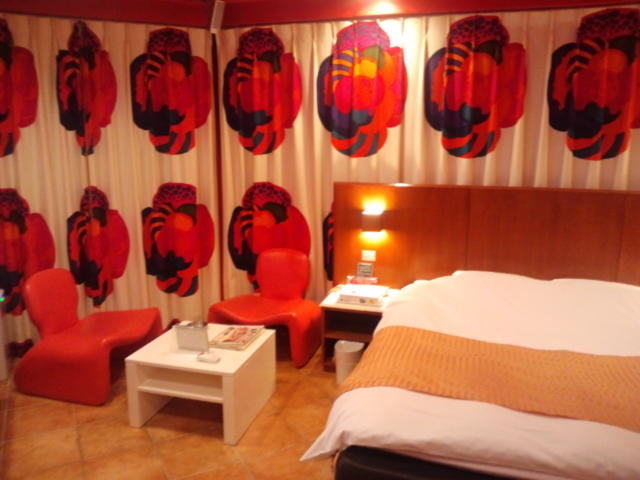 カラフルＰ＆Ａ新宿(新宿区/ラブホテル)の写真『507の部屋全体ベッドとテーブルセット』by まさおじさん