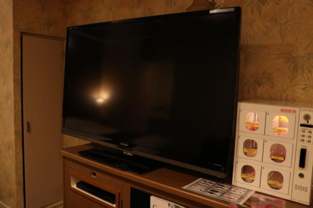 WILL SWEET(厚木市/ラブホテル)の写真『501号室（大型液晶テレビといやらしグッズ販売機）』by 夕立朝立