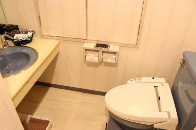 WILL SWEET(厚木市/ラブホテル)の写真『501号室洗面所トイレ（一緒になっています）』by 夕立朝立
