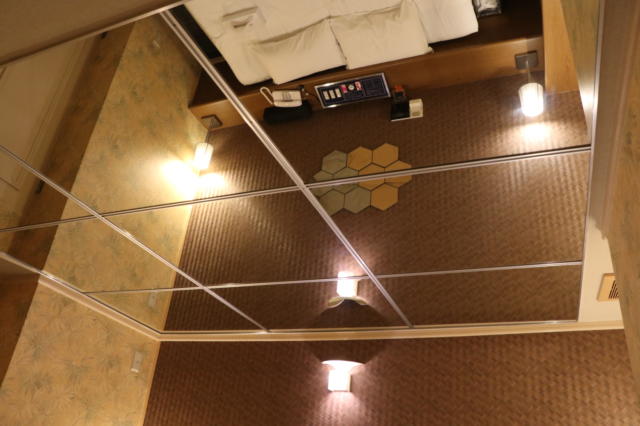WILL SWEET(厚木市/ラブホテル)の写真『501号室天井（鏡になってます、興奮しますよ）』by 夕立朝立