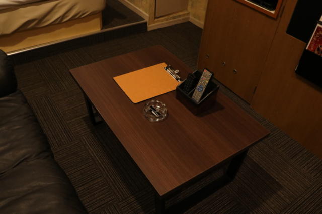 WILL SWEET(厚木市/ラブホテル)の写真『501号室テーブル』by 夕立朝立