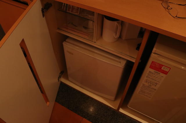 PLAZA K(プラザＫ)(八王子市/ラブホテル)の写真『305号室アメニティ関係（冷蔵庫、食器、ポット等）』by 夕立朝立