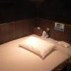 池袋セントラルホテル(豊島区/ラブホテル)の写真『501号室　ベッド』by バンク岡田
