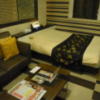 ホテルM(市川市/ラブホテル)の写真『506号室 ベッド周辺』by ホテルレポったー