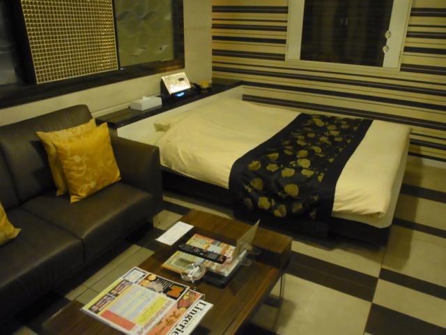 ホテルM(市川市/ラブホテル)の写真『506号室 ベッド周辺』by ホテルレポったー
