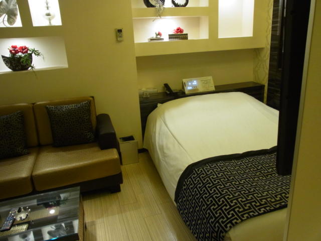 ホテル ルアラ(渋谷区/ラブホテル)の写真『303号室 ベッドとソファ』by ホテルレポったー